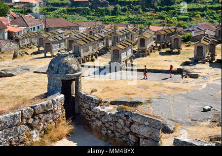 Espigueiros, il vecchio e tradizionale di pietra a granai del Lindoso. Panda Gerês National Park, Portogallo Foto Stock