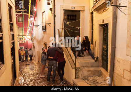 Scena notturna durante il popolare santo Antonio festeggiamenti nel quartiere di Alfama. Lisbona, Portogallo Foto Stock