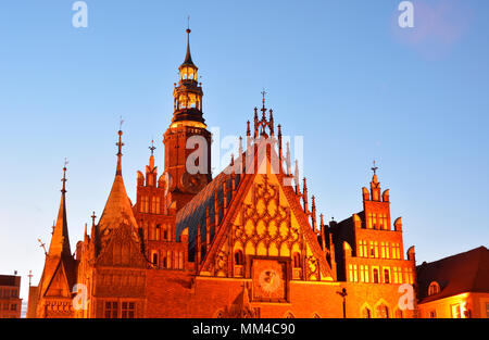 Il gotico Municipio della Città Vecchia (Stary Ratusz) al Rynek (Piazza del Mercato). Questo mercato medievale piazza è uno dei più grandi in Europa. Wroclaw, Polonia Foto Stock