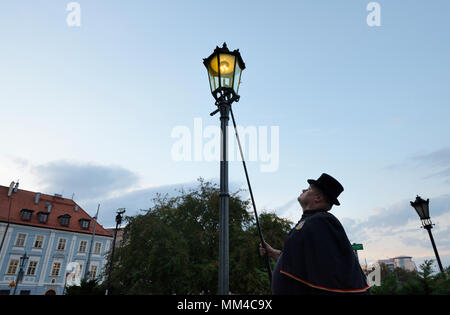 Lamplighter in Ostrow Tumski (Cattedrale Isola) distretto. Questo uomo ha un estremamente raro oggi giorno di lavoro. Più di un centinaio di gas sono accese ogni e Foto Stock