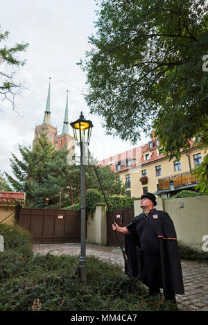 Lamplighter in Ostrow Tumski (Cattedrale Isola) distretto. Questo uomo ha un estremamente raro oggi giorno di lavoro. Più di un centinaio di gas sono accese ogni e Foto Stock