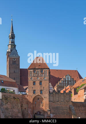 Elba Gate e St Stephens chiesa a Tangermünde, Sassonia-Anhalt, Germania Foto Stock