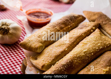 Aglio pane bastoni con salsa di pomodoro e formaggio parmigiano. fast food Foto Stock