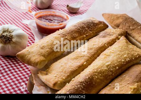 Aglio pane bastoni con salsa di pomodoro e formaggio parmigiano. fast food Foto Stock