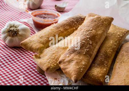 Aglio pane bastoni con salsa di pomodoro e formaggio parmigiano. fast food Foto Stock