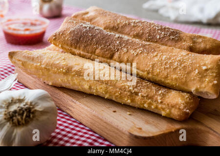 Aglio pane bastoni con salsa di pomodoro e formaggio parmigiano. fast food Foto Stock