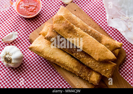 Aglio pane bastoni con salsa di pomodoro e formaggio parmigiano. fast food Foto Stock