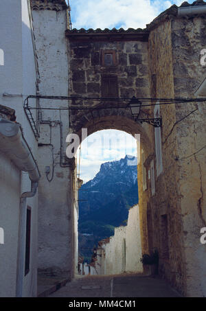 Arco e street. Segura de la Sierra, provincia di Jaen, Andalusia. Foto Stock