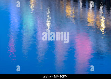 Le riflessioni di costruzione su acqua, Vancouver, British Columbia, Canada Foto Stock