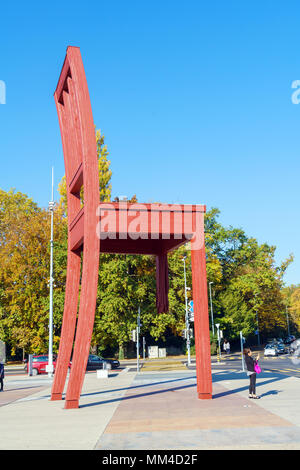 Ginevra, Svizzera - 18 Ottobre 2017: scultura moderna di fronte alla sede ONU nella forma di una sedia enorme Foto Stock