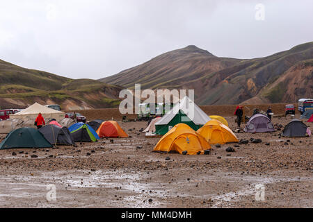 Il campeggio nella valle di Landmannalaugar, Landmannalaugar, Fjallabak Riserva Naturale, Islanda Foto Stock