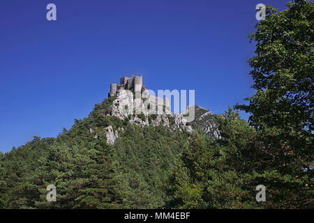 Vista del Château de Puilaurens arroccato su di un alta 300 metri pinnacolo di roccia, Aude, Occitanie, Francia, Foto Stock