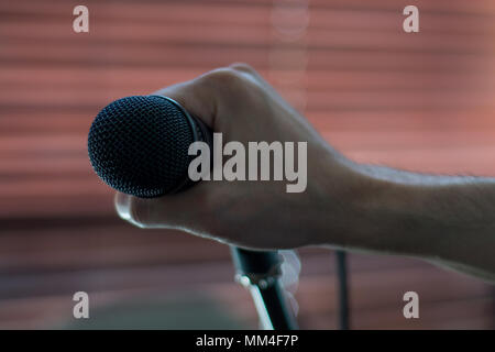 Microfono pronto su stand tutti insieme per il concerto per iniziare Foto Stock