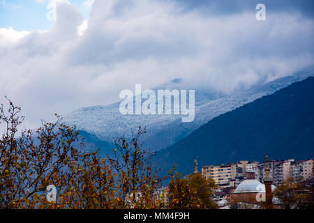 Vista della parte della città e grande montagna coperta di neve in Bursa Foto Stock