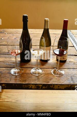 Vini pregiati sul display alla degustazione, bianco, rosa e vino rosso con bottiglie, La Bergerie mercato artigianale, Texas Hill Country, Fredericksburg, Texas, Stati Uniti d'America Foto Stock