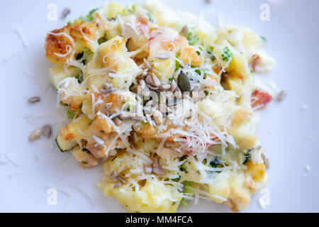 Primo piano della piastra bianca con patate e verdure e formaggio Foto Stock