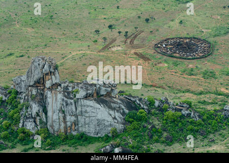 In Uganda, Karamoja, Kotido, karamojong tribù pastorale, vista aerea di alloggiamento tipiche Manyata cluster, la fattoria con capanne e massa di bestiame, la recinzione di legno è una protezione dalla tribù ostili e bovini raiders Foto Stock