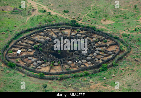 In Uganda, Karamoja, Kotido, karamojong tribù pastorale, vista aerea di alloggiamento tipiche Manyata cluster, la fattoria con capanne e massa di bestiame, la recinzione di legno è una protezione dalla tribù ostili e bovini raiders Foto Stock