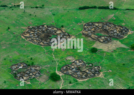 In Uganda, Karamoja, Kotido, karamojong tribù pastorale, vista aerea di alloggiamento tipiche Manyata cluster, la fattoria con capanne e massa di bestiame, la recinzione di legno è una protezione dalla tribù ostili e bovini raiders Foto Stock