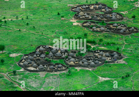 In Uganda, Karamoja, Kotido, karamojong tribù pastorale, vista aerea di alloggiamento tipiche Manyata cluster, la fattoria con capanne e massa di bestiame, la recinzione di legno è una protezione dalla tribù ostili e bovini raiders Foto Stock