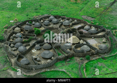 In Uganda, Karamoja, Kotido, karamojong tribù pastorale, vista aerea di alloggiamento tipiche Manyata cluster, la fattoria con capanne e massa di bestiame, la recinzione di legno è una protezione dalla tribù ostili e bovini raiders Foto Stock