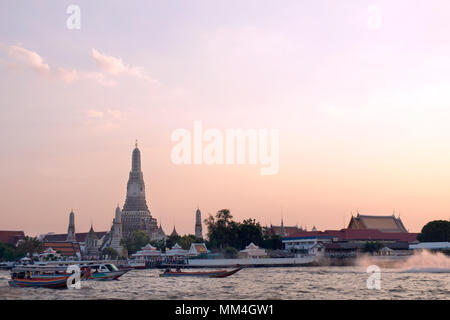 Wat Arun buddista luoghi religiosi al tramonto. Foto Stock