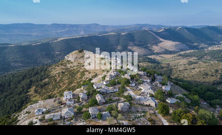 Vista aerea del villaggio di Kastro (più antico villaggio sull'isola) in Thassos Island, Grecia Foto Stock