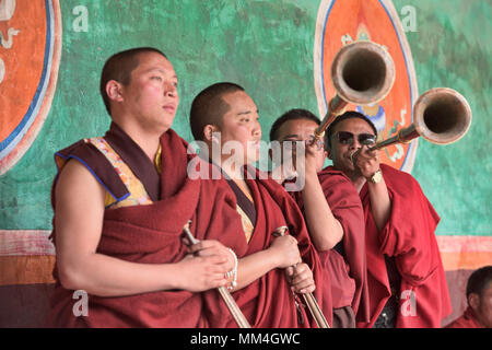 Monaci Tibetani giocando a lungo le corna al Jinganqumo festival di purificazione in Dege, Sichuan, in Cina Foto Stock