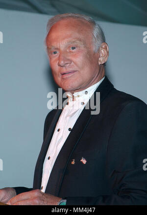 Buzz Aldrin capitano di Appolo 13 presso il tributo di Arthur C. Clarke, 2001 Odissea nello spazio presso il Palazzo di Playboy in Los Angeles. Novembre 15, 2001. AldrinBuzz01.jpgAldrinBuzz01 Red Carpet Event, verticale, STATI UNITI D'AMERICA, industria cinematografica, celebrità, fotografia, Bestof, arte cultura e intrattenimento, Topix celebrità moda / Verticale, meglio di, evento nella vita di Hollywood - California, moquette rossa e dietro le quinte, USA, industria cinematografica, celebrità, movie celebrità, personaggi televisivi, musica celebrità, fotografia, Bestof, arte cultura e intrattenimento, Topix, headshot, verticale, una persona, dall'anno Foto Stock