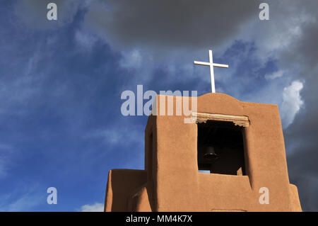 Campanile di San Miguel Cappella di Santa Fe, New Mexico, che si ritiene essere la più antica chiesa negli Stati Uniti continentali. Foto Stock