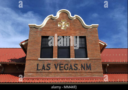 Dettagli esterni di spagnolo in stile Missione stazione ferroviaria a Las Vegas, Nuovo Messico. Il restaurato depot, una corrente di arresto di Amtrak, è stato costruito nel 1899. Foto Stock