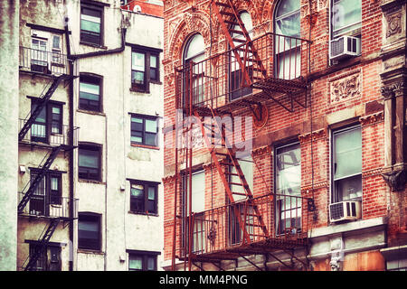 Retrò immagine stilizzata di vecchi edifici con fuoco sfugge, uno di New York City simboli, STATI UNITI D'AMERICA. Foto Stock