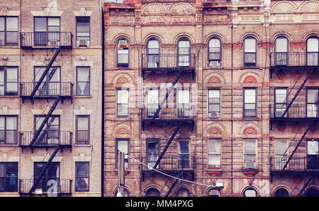 Gli edifici di vecchia costruzione con il fuoco sfugge, uno dei New York City simboli, dai toni di colore immagine, STATI UNITI D'AMERICA. Foto Stock