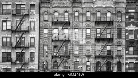 Immagine in bianco e nero di vecchi edifici con fuoco sfugge, uno dei New York City simboli, STATI UNITI D'AMERICA. Foto Stock