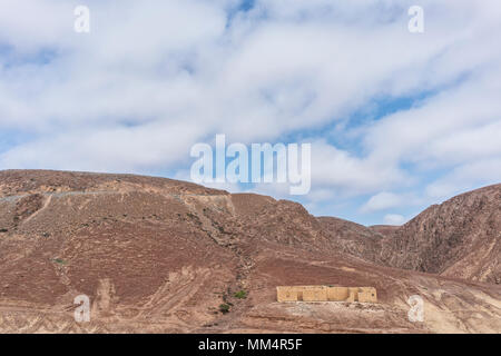 Casa abbandonata sulla scogliera di Namibe. L'Africa. Angola. Foto Stock