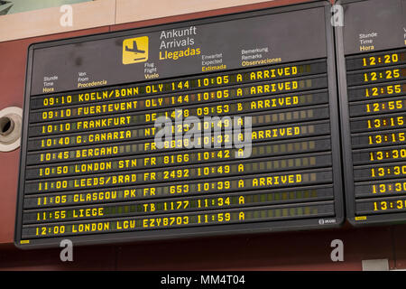 Scheda arrivi annunciando gli orari dei voli in aeroporto Sud di Tenerife, Isole Canarie, Spagna Foto Stock