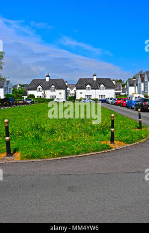 Case tradizionali in Rhiwbina Garden Village (Y Groes) - costruita intorno a un verde nei primi1900s per i lavoratori di vivere "nel paese'-Cardiff, Galles Foto Stock