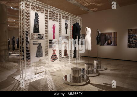 Azzedine Alaïa il couturier ,il design museum , Londra , Inghilterra Foto Stock