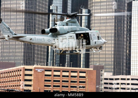 Un AH-1W Super Cobra terre su di esso la visualizzazione statica posto parcheggio nel centro di Detroit durante la settimana Marino Detroit, MI., Sett. 06, 2017. Settimana marino Detroit festeggia i contributi dei Marines locale il cui servizio alla nostra nazione ha protetto e preservato il nostro modo di vita per centinaia di anni.(STATI UNITI Marine Corps photo by Staff Sgt. Grigori Lopezgarcia) Foto Stock