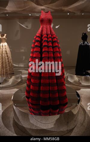 Azzedine Alaïa il couturier ,il design museum , Londra , Inghilterra Foto Stock