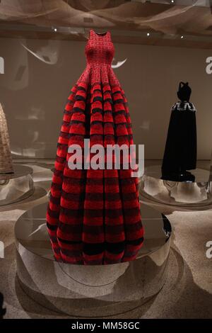 Azzedine Alaïa il couturier ,il design museum , Londra , Inghilterra Foto Stock