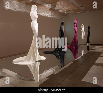 Azzedine Alaïa il couturier ,il design museum , Londra , Inghilterra Foto Stock