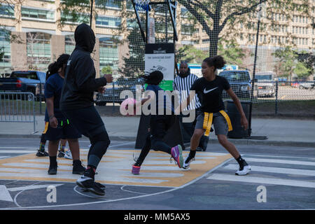 Bambini locale di partecipare a una delle ragazze (età 12-19) 3 vs 3 torneo di basket nel centro di Detroit come parte della settimana Marino Detroit, Sett. 9, 2017. Settimana marino Detroit è la possibilità di connettersi con la gente della zona di Detroit, e li ringrazio per il loro supporto. Foto Stock