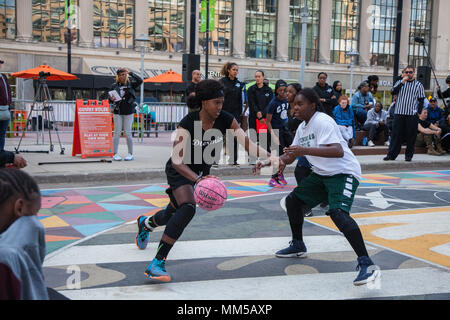 Bambini locale di partecipare a una delle ragazze (età 12-19) 3 vs 3 torneo di basket nel centro di Detroit come parte della settimana Marino Detroit, Sett. 9, 2017. Settimana marino Detroit è un occasione per ricordare il sostegno incrollabile del popolo americano e mostrare il Marine Corps' ha continuato impegno a tutelare i cittadini di questo paese. Foto Stock