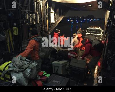 Stati Uniti Air Force Angelo Custode pararescuemen dal 212th Rescue Squadron, Alaska Air National Guard, scaricare le loro attrezzature da un MC130P Ombra di combattimento aereo assegnato con la 129Ala di salvataggio, California Air National Guard a Miami Opa Locka Executive Airport, Florida come uragano Irma approcci, 9 settembre 2017. Il Guardian Angel team sono essi stessi di preposizionamento e apparecchiature di staging 20 miglia al di fuori di Miami in un bunker di sicurezza nominale per una categoria 5 uragano per disporre di funzionalità immediata dopo la tempesta passa al personale di iniziare le operazioni di recupero. (U.S. Nazionale di aria Foto Stock