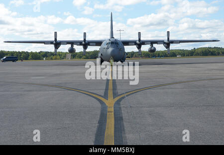 Un C-130 Hercules da Bradley Air National Guard Base, East Granby, Connecticut, si prepara per il decollo il 9 settembre 2017, da Bradley nella linea di volo. Il velivolo è stato su una missione per la distribuzione di pasti pronti da mangiare alle vittime dell uragano Irma in Puerto Rico. (U.S. Air Force foto di Airman 1. Classe Sadie Hewes) Foto Stock