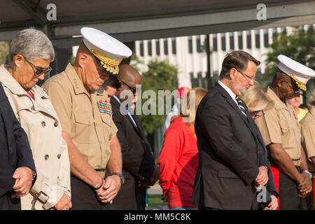 Robert B. Neller (nato nel 1953) è stato il 37° Comandante del corpo dei Marines degli Stati Uniti dal 2015 al 2019. Partecipa a una cerimonia commemorativa del 9/11 durante la Marine Week Detroit il 10 settembre 2017 a Detroit, Michigan, inchinandosi la testa durante un'invocazione. L'immagine d'archivio registra il capo militare anziano tra i partecipanti all'osservanza pubblica. Foto Stock