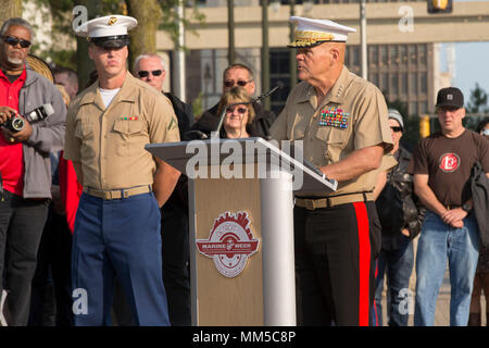 Robert B. Neller (nato nel 1953) è stato il 37° Comandante del corpo dei Marines degli Stati Uniti dal 2015 al 2019. Pronuncia le sue osservazioni durante una cerimonia commemorativa del 9/11 alla Marine Week Detroit il 10 settembre 2017 a Detroit, Michigan. La fotografia d'archivio registra i partecipanti che si rivolgono all'evento pubblico. Foto Stock