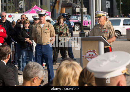 Robert B. Neller (nato nel 1953) è stato il 37° Comandante del corpo dei Marines degli Stati Uniti dal 2015 al 2019. Parla durante una cerimonia commemorativa del 9/11 alla Marine Week Detroit il 10 settembre 2017 a Detroit, Michigan, evidenziando la missione del corpo. L'immagine di archivio registra il generale che si rivolge al pubblico assemblato. Foto Stock