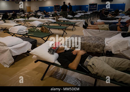 Membri provenienti da vari legge federale Le agenzie di applicazione di riposo e di relax prima di distribuire alle zone colpite dall'uragano Irma, Sett. 10, 2017, a Moody Air Force Base, Ga. Moody Air Force Base ha ospitato circa 400 membri provenienti da 14 diverse agenzie federali che saranno distribuite a condurre la sicurezza o la ricerca e missioni di soccorso in aree effettuata dall uragano Irma. (U.S. Air Force foto di Airman 1. Classe Daniel Snider) Foto Stock